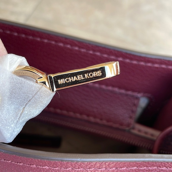 Michael Kors Hamilton Sm Satchel/Shoulder/Xbody In Merlot w/Gold-Toned HW NWOT - Picture 14 of 17